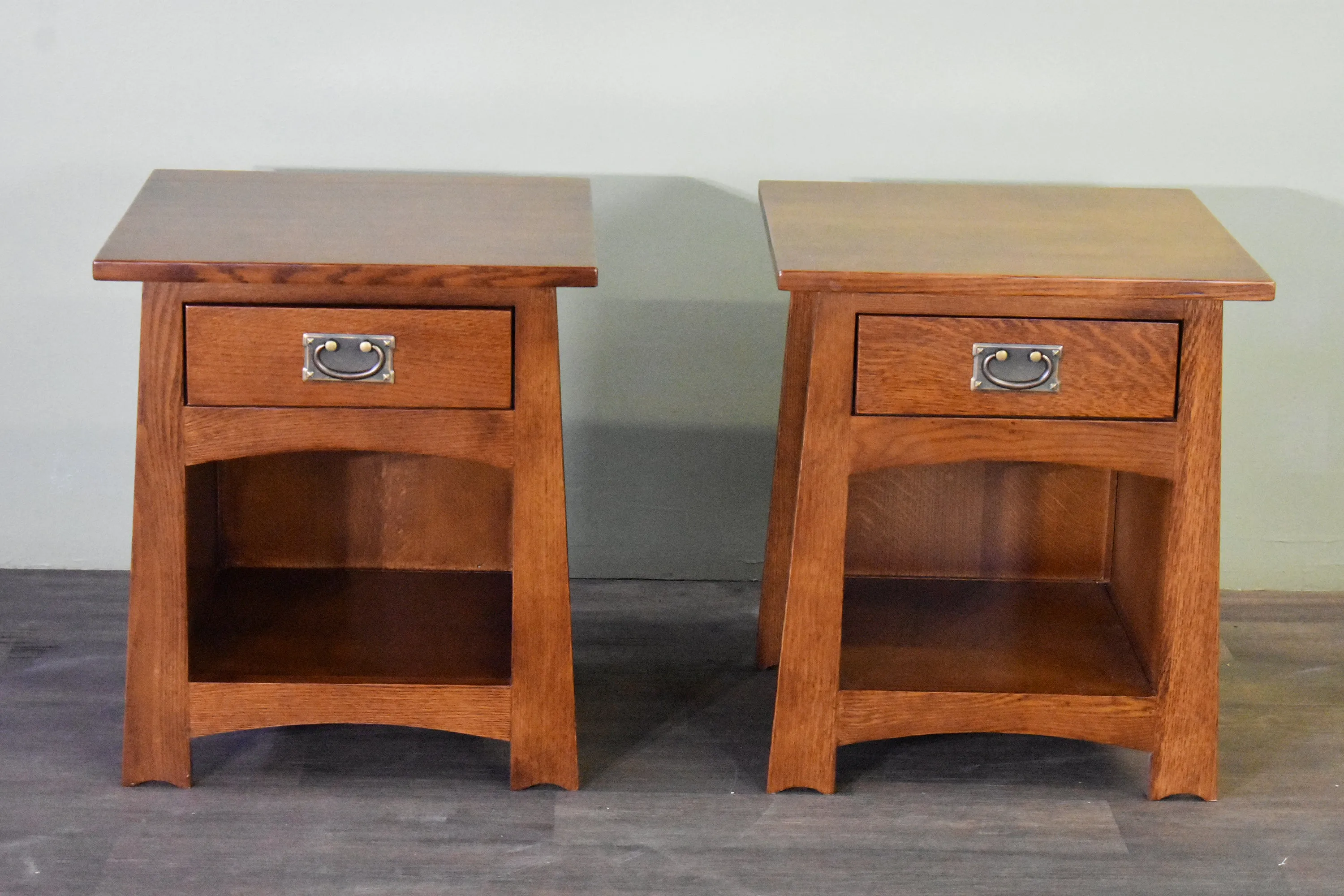 Mission Style Solid Quarter Sawn Oak Keyhole End Table