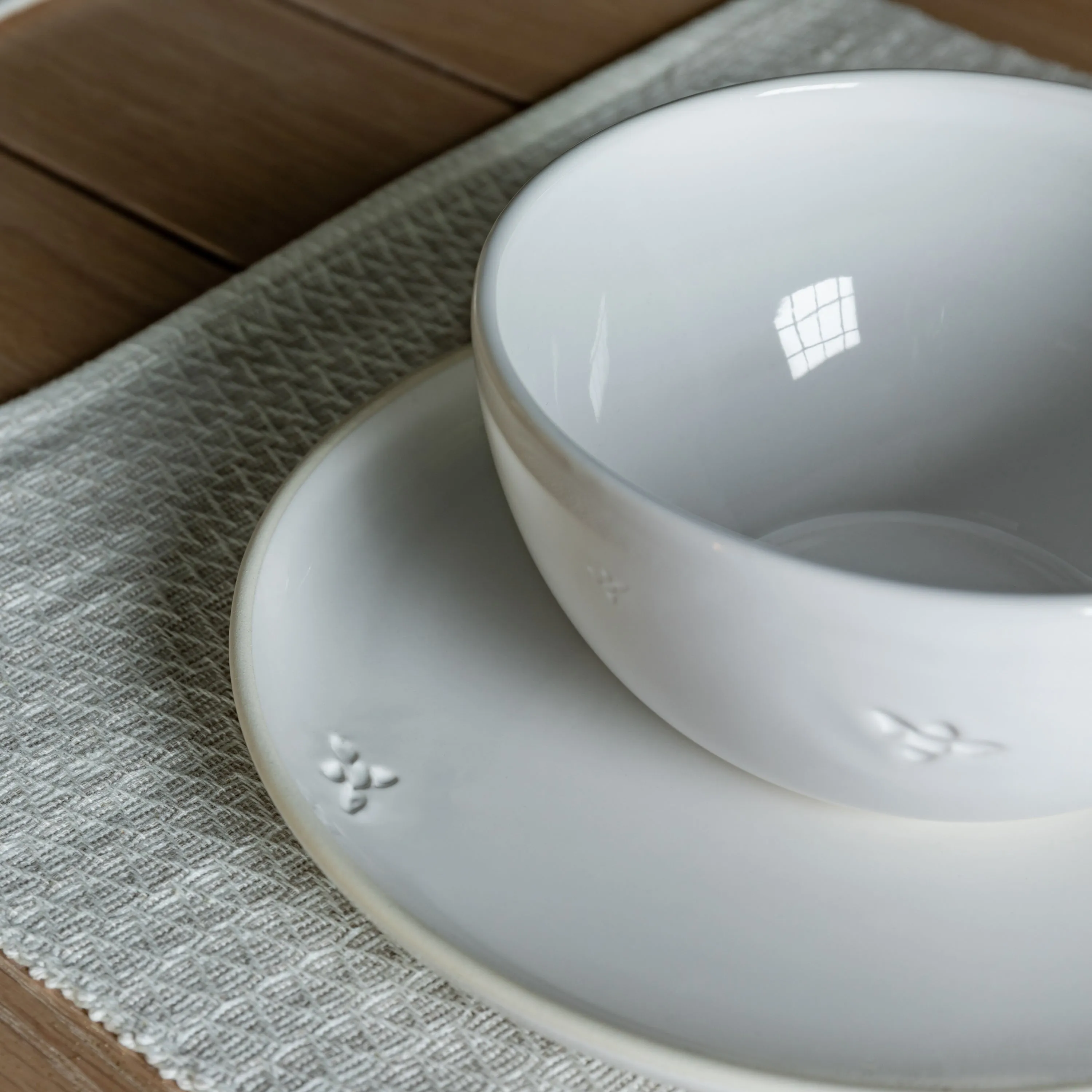 White Stoneware Bee Bowls ( 4 Pack)